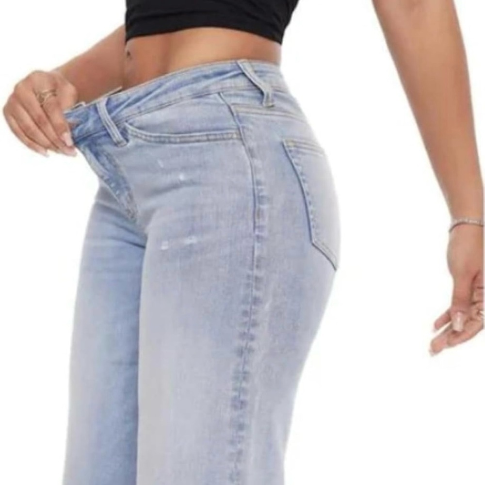 NWOT Medium Blue Wide Leg Jeans with Classic Denim Style - Picture 4 of 6